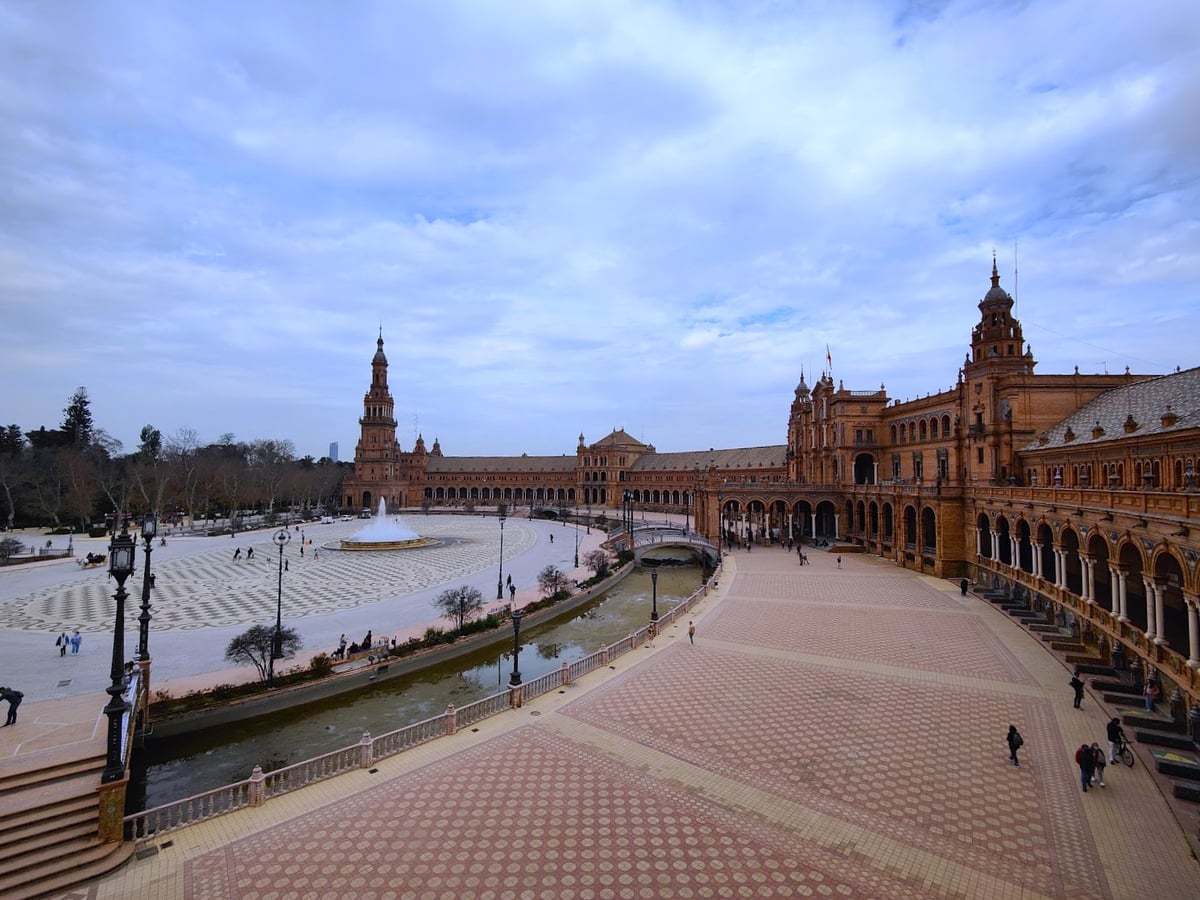Puente de Triana sobre el río Guadalquivir en Sevilla