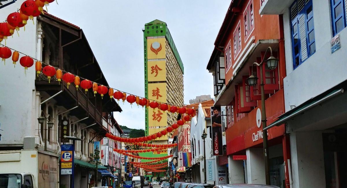 Calle de Chinatown en Singapur decorada con farolillos rojos