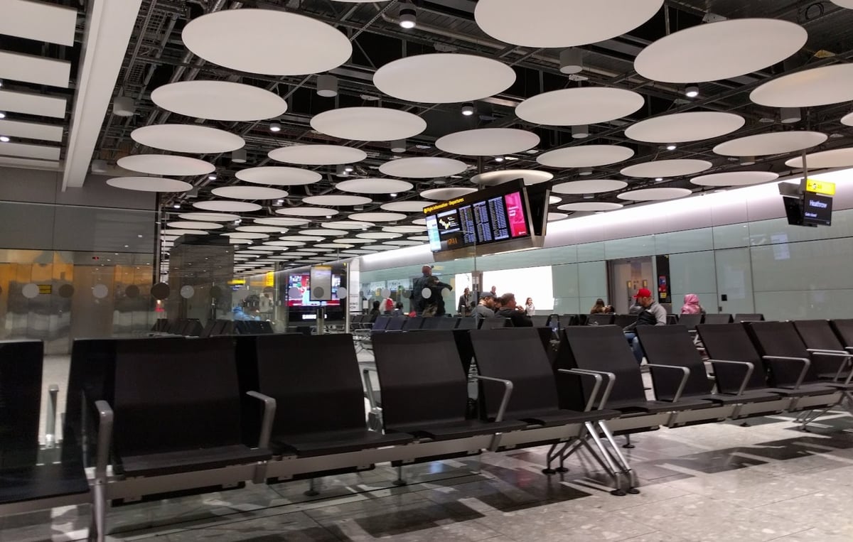 Interior de una terminal del aeropuerto de Singapur con pasajeros