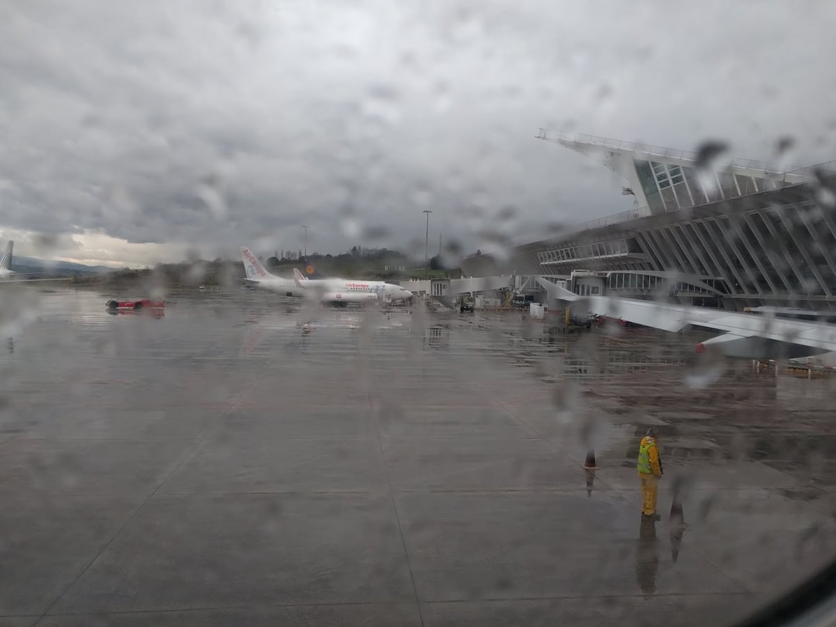 Interior de una terminal del aeropuerto de Singapur con pasajeros
