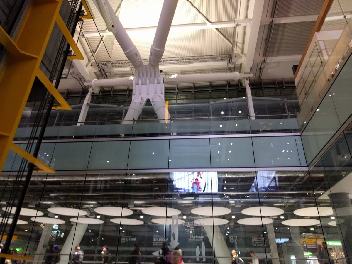 Interior de una terminal del aeropuerto de Singapur con pasajeros