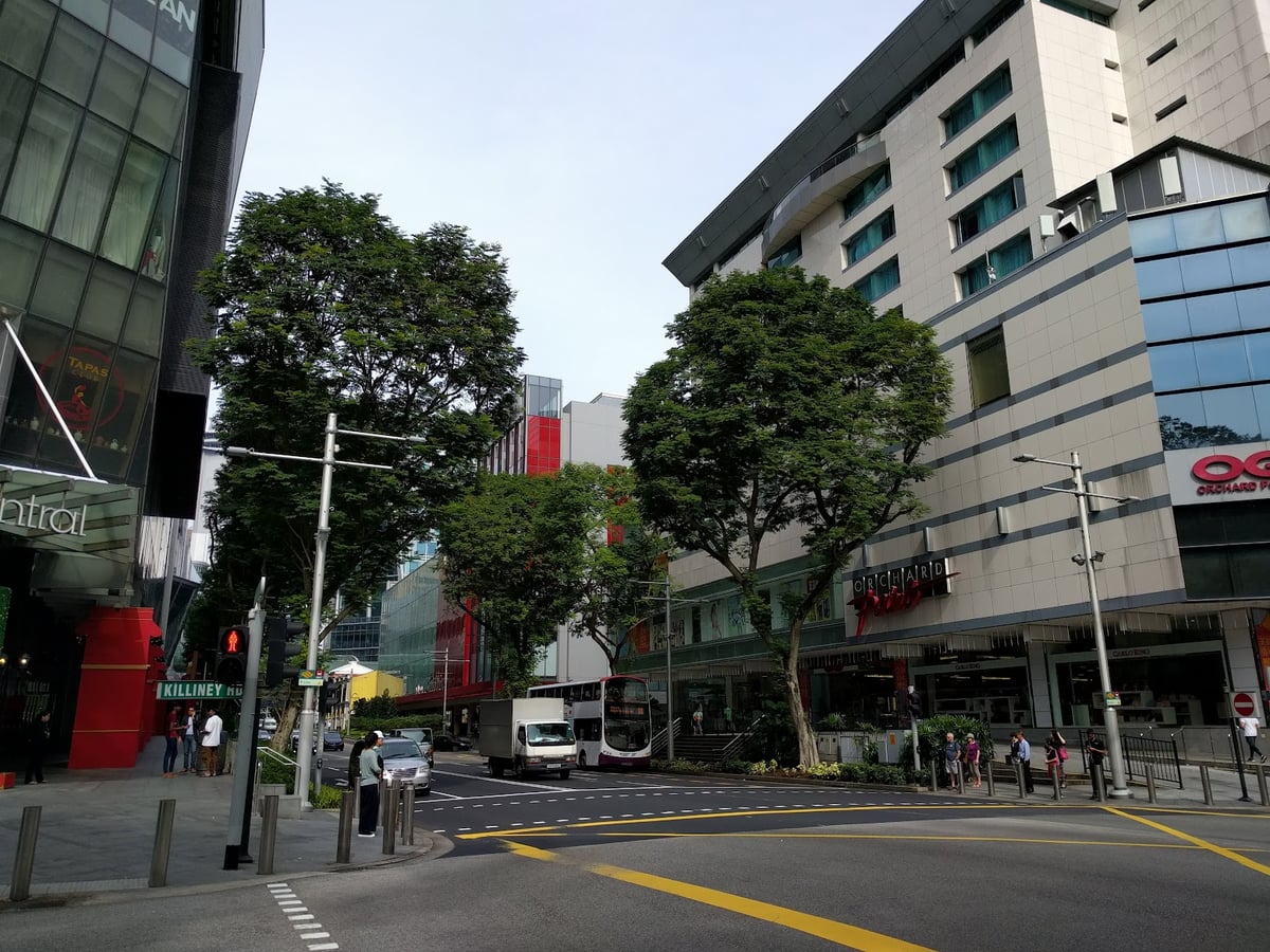 Calle del centro de Singapur rodeada de edificios modernos y comercios