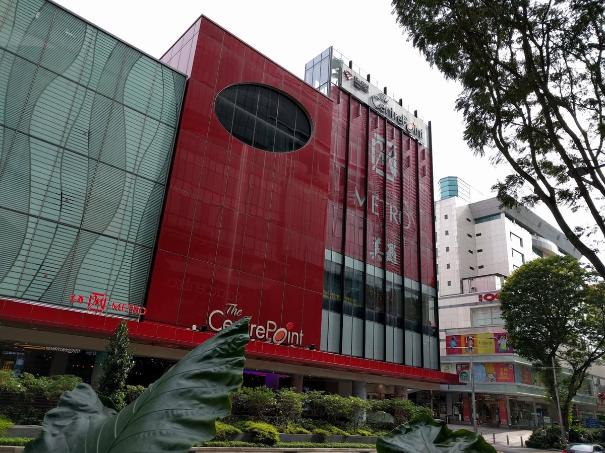 Calle del centro de Singapur rodeada de edificios modernos y comercios