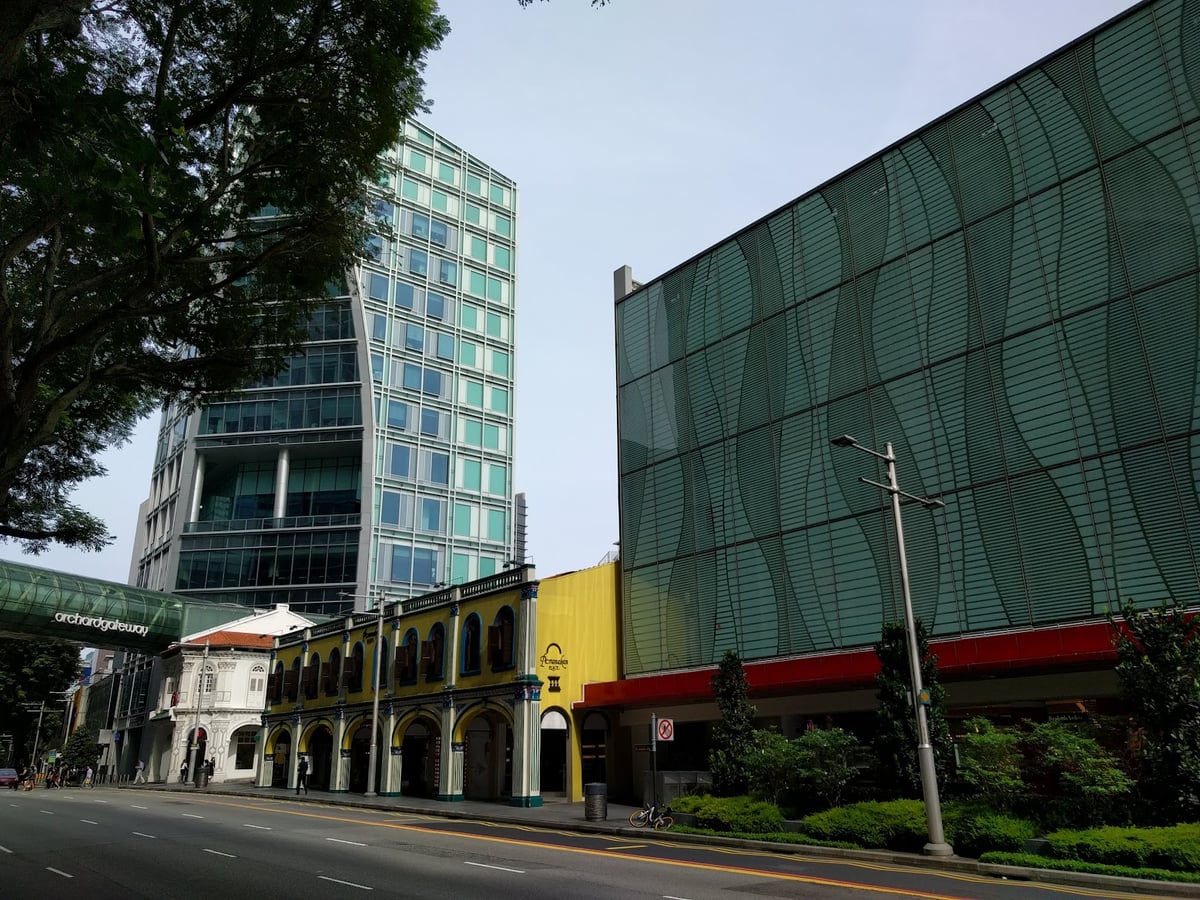 Calle del centro de Singapur rodeada de edificios modernos y comercios