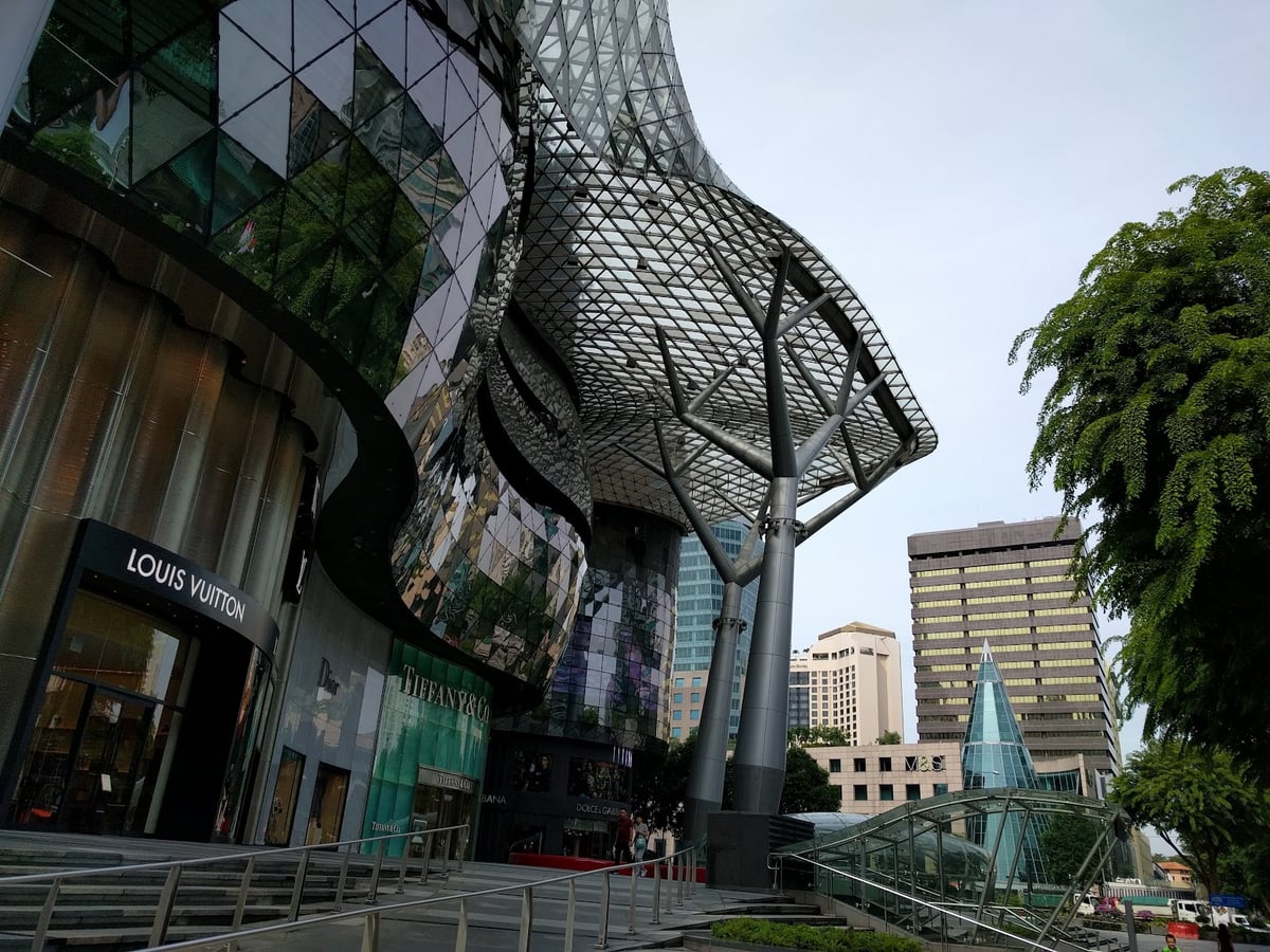 Calle del centro de Singapur rodeada de edificios modernos y comercios
