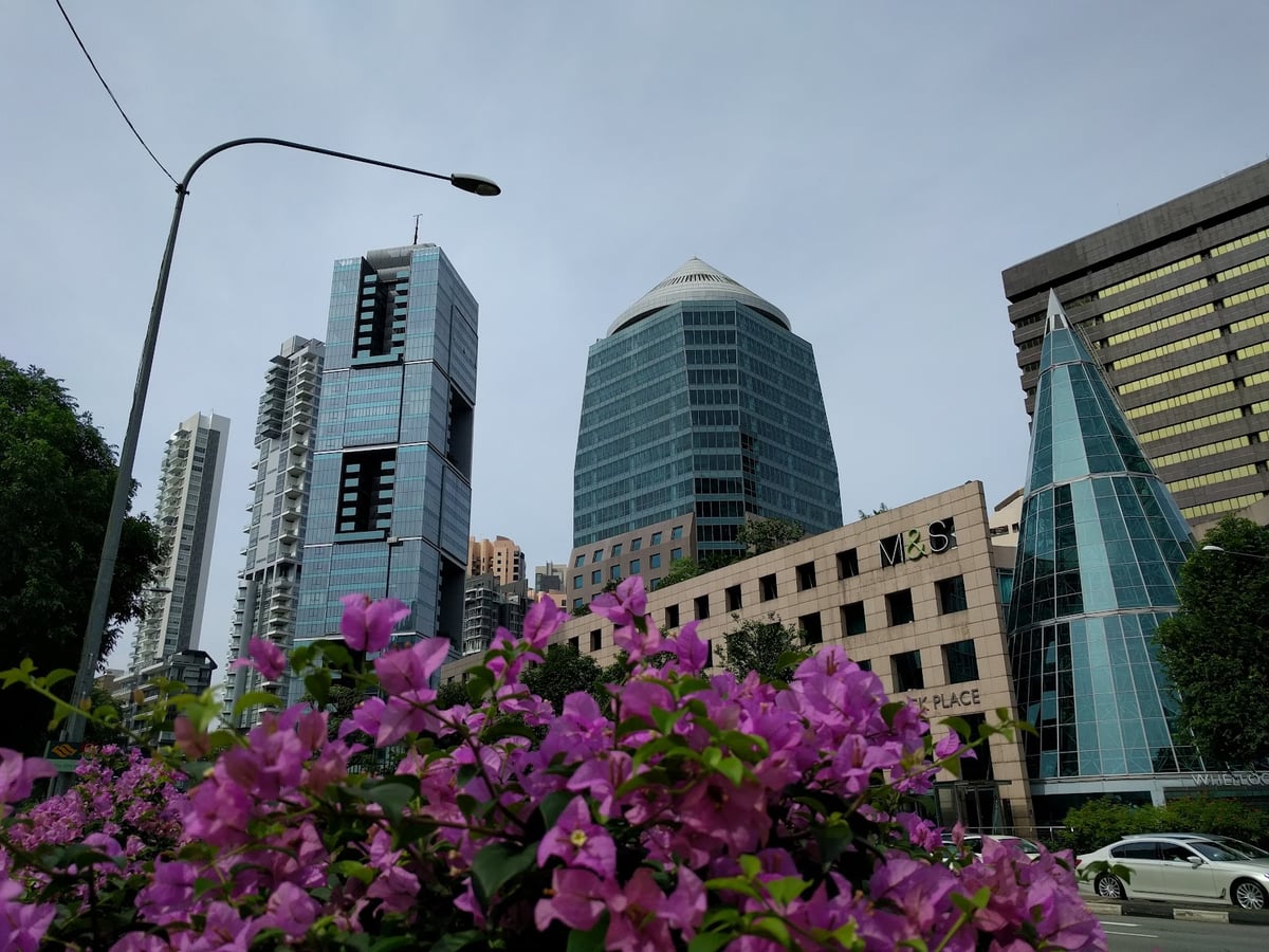 Calle del centro de Singapur rodeada de edificios modernos y comercios