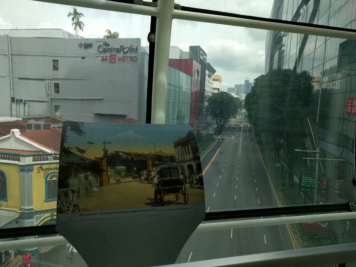 Calle del centro de Singapur rodeada de edificios modernos y comercios
