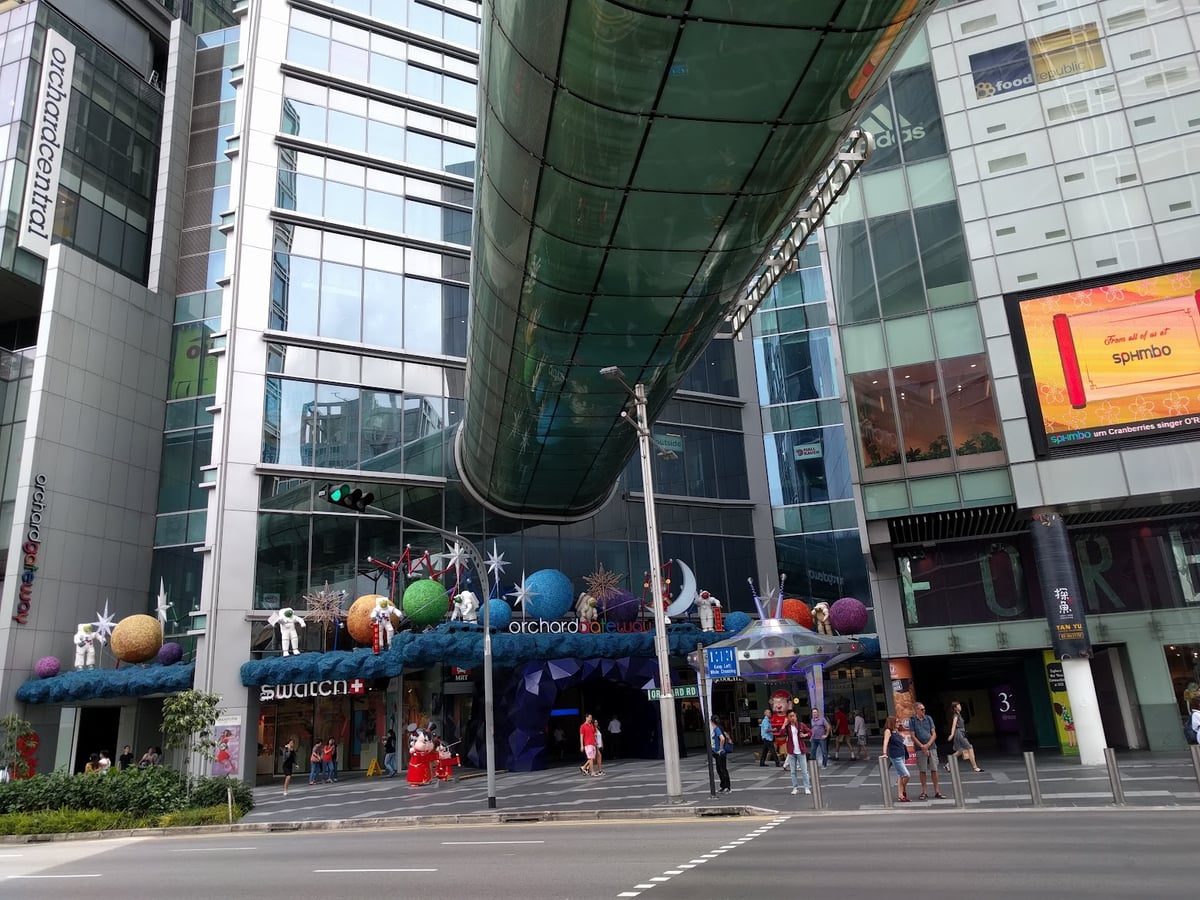 Calle del centro de Singapur rodeada de edificios modernos y comercios