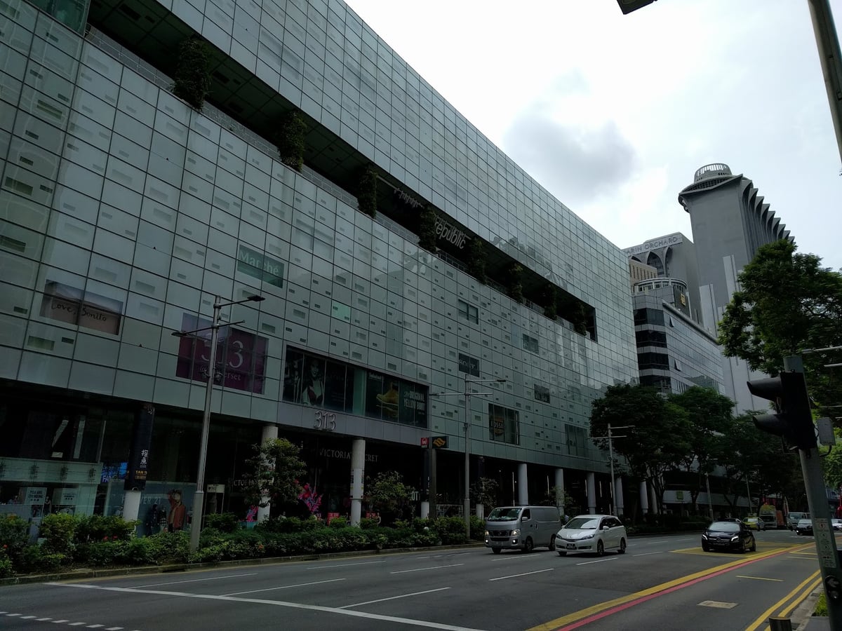 Calle del centro de Singapur rodeada de edificios modernos y comercios