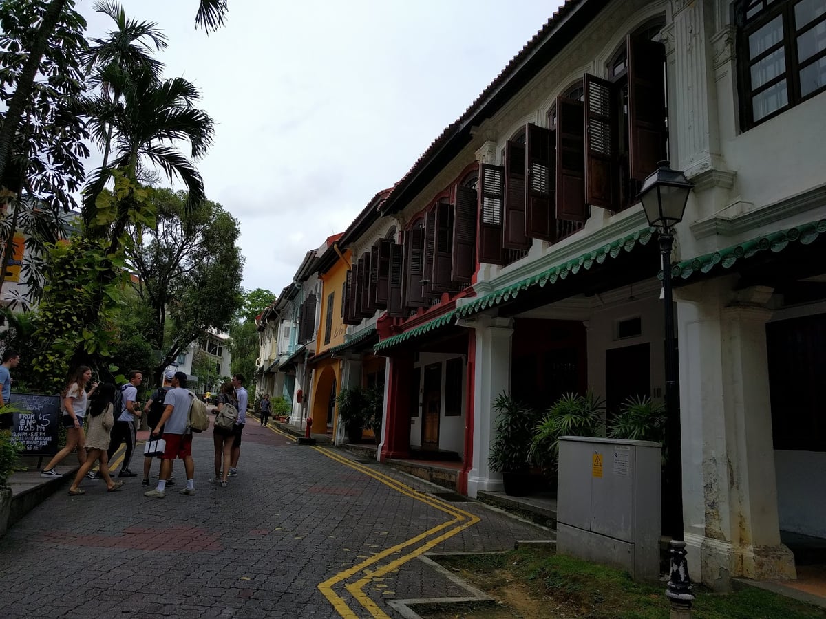 Calle del centro de Singapur rodeada de edificios modernos y comercios
