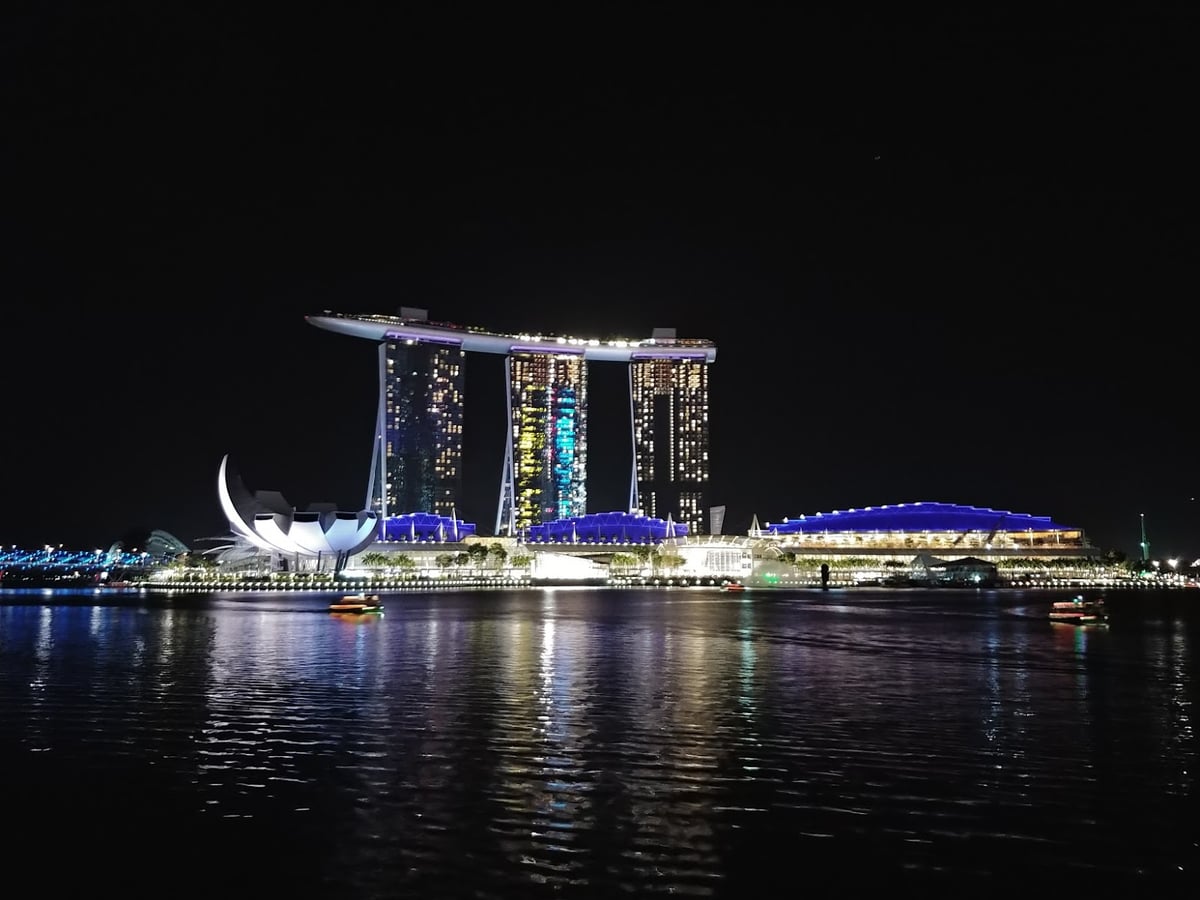 Panorámica nocturna del distrito de Marina Bay en Singapur.