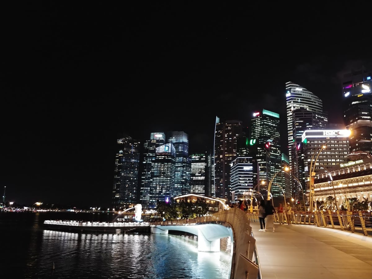 Panorámica nocturna del distrito de Marina Bay en Singapur