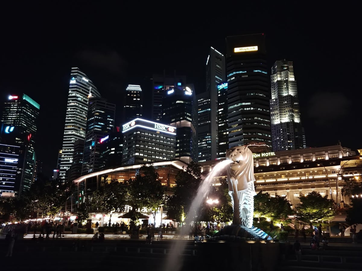 Panorámica nocturna del distrito de Marina Bay en Singapur