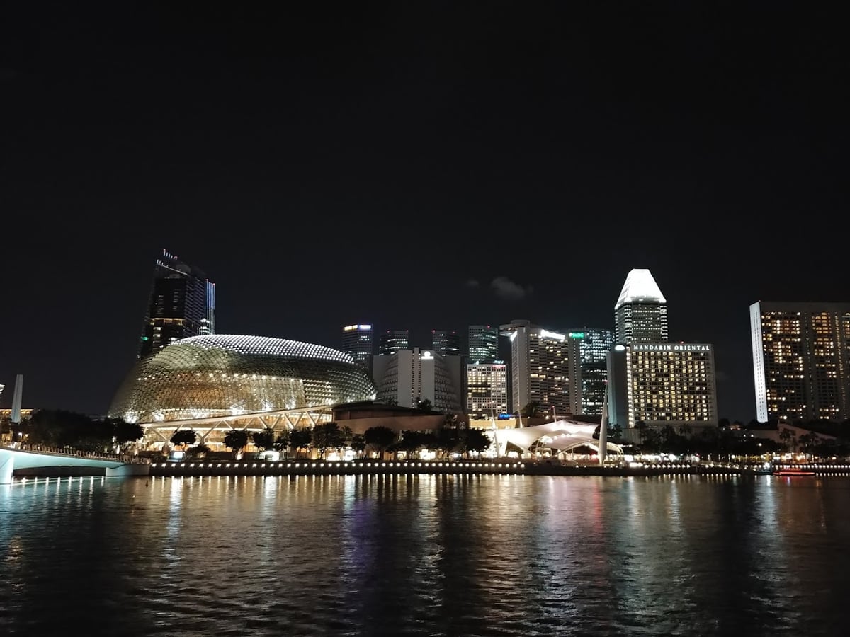 Panorámica nocturna del distrito de Marina Bay en Singapur
