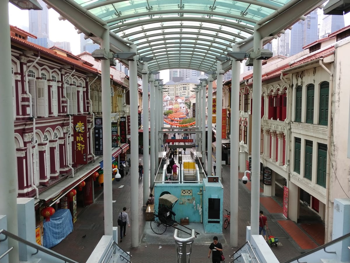 Calle de Chinatown en Singapur con comercios, farolillos y edificios tradicionales
