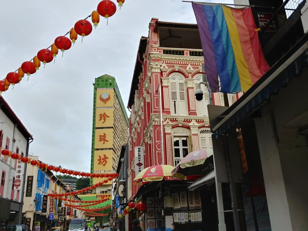 Calle de Chinatown en Singapur con comercios, farolillos y edificios tradicionales
