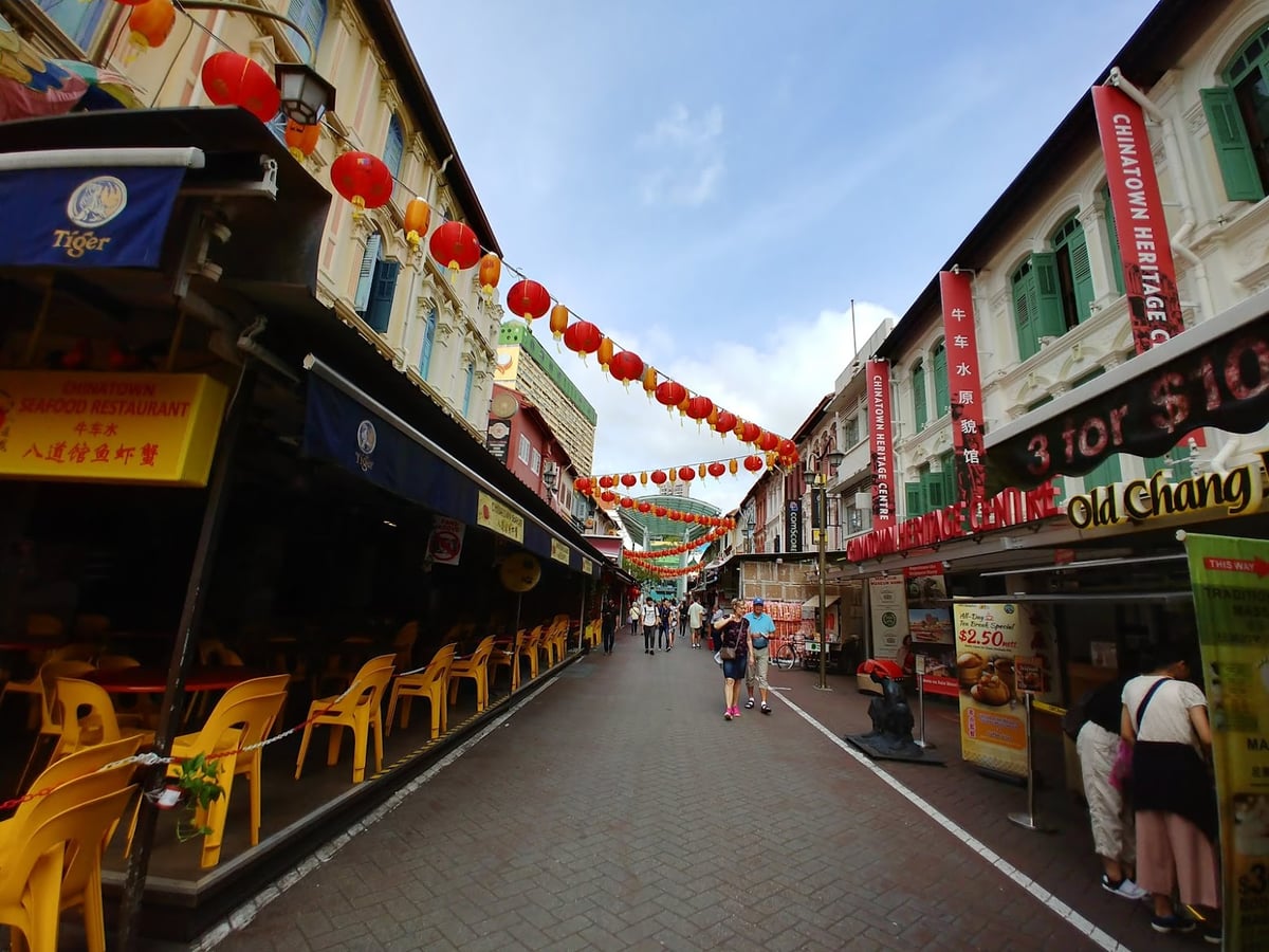Calle de Chinatown en Singapur con comercios, farolillos y edificios tradicionales