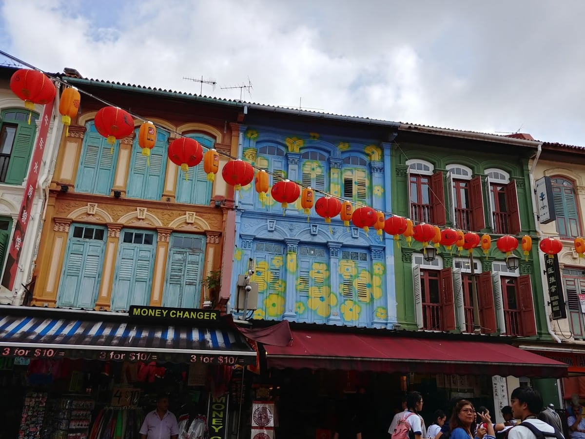 Calle de Chinatown en Singapur con comercios, farolillos y edificios tradicionales