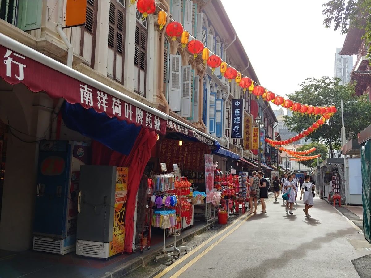 Calle de Chinatown en Singapur con comercios, farolillos y edificios tradicionales