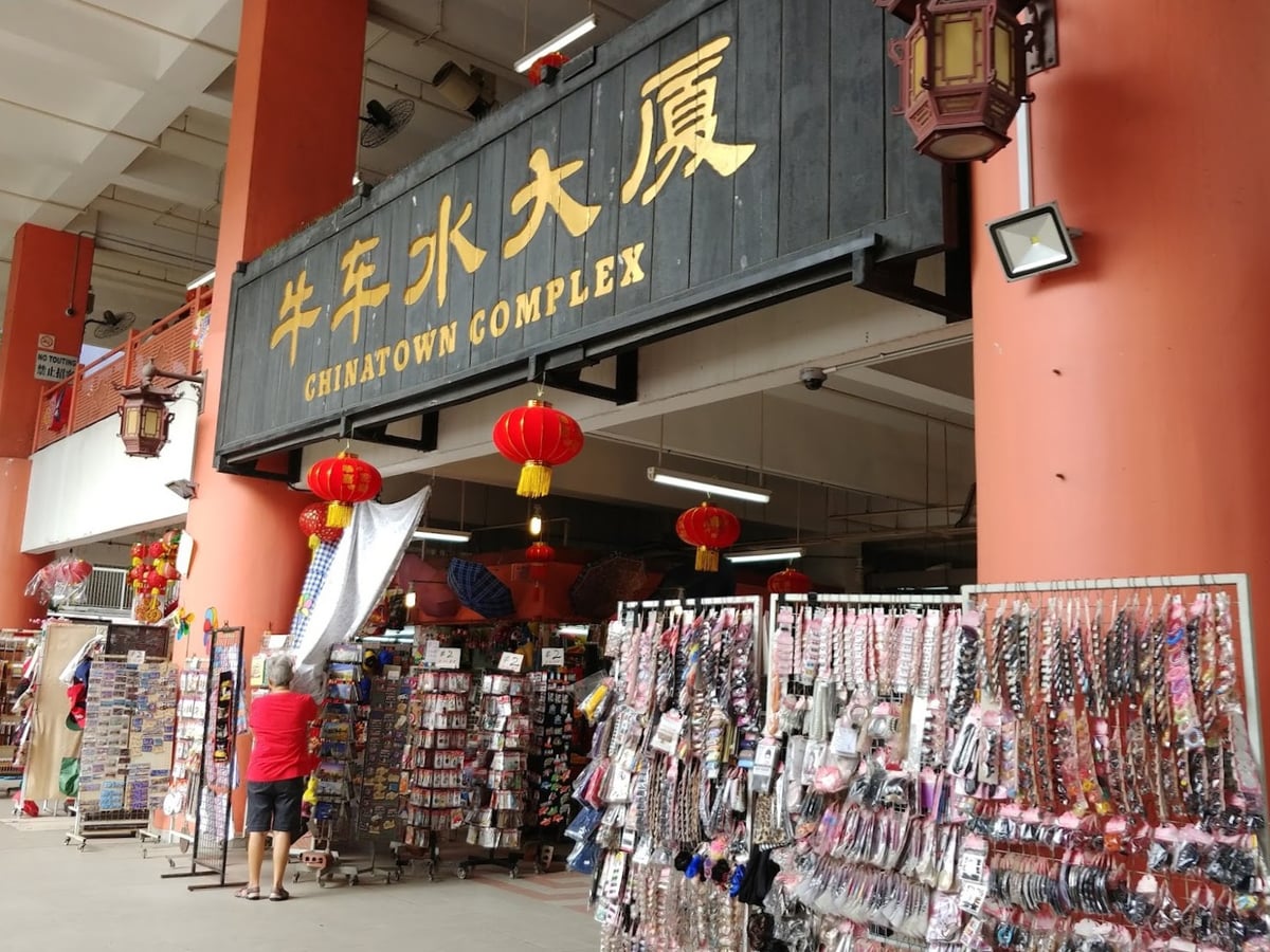Calle de Chinatown en Singapur con comercios, farolillos y edificios tradicionales