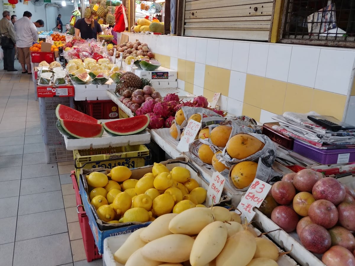 Calle de Chinatown en Singapur con comercios, farolillos y edificios tradicionales