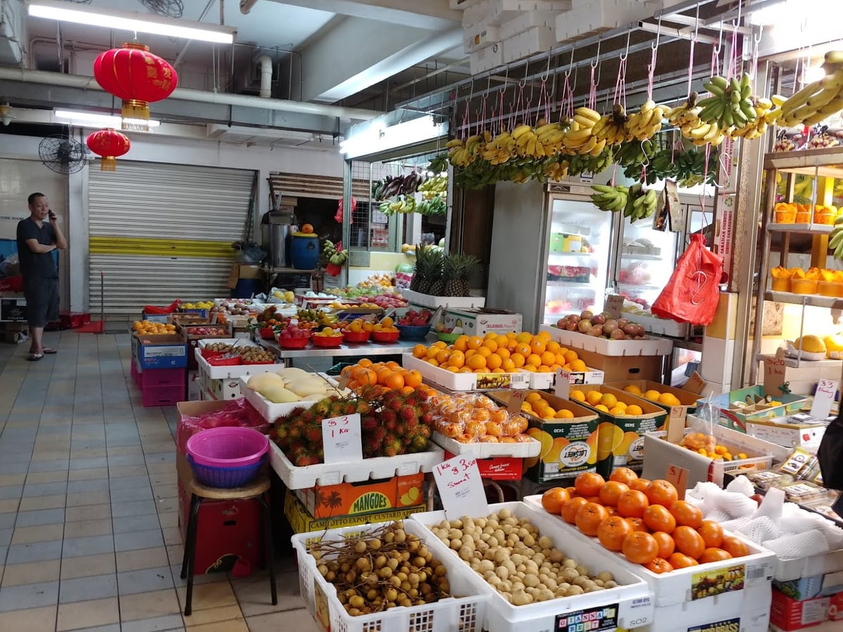 Calle de Chinatown en Singapur con comercios, farolillos y edificios tradicionales