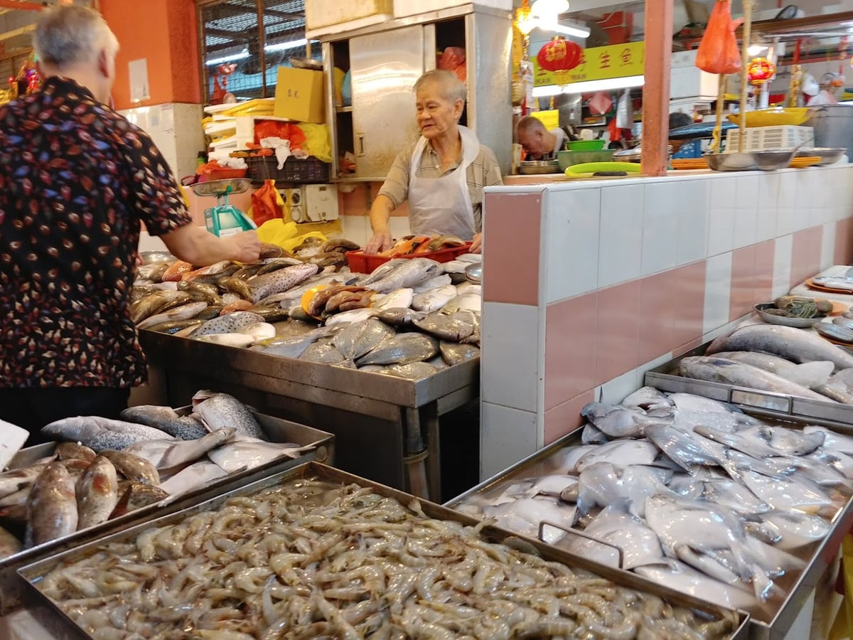 Calle de Chinatown en Singapur con comercios, farolillos y edificios tradicionales