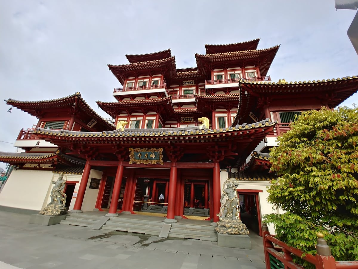 Calle de Chinatown en Singapur con comercios, farolillos y edificios tradicionales