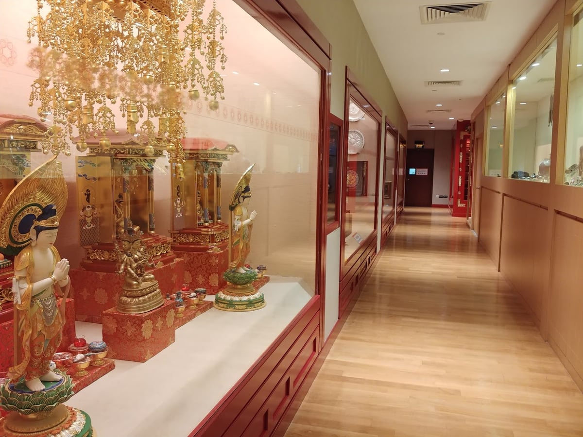 Calle de Chinatown en Singapur con comercios, farolillos y edificios tradicionales
