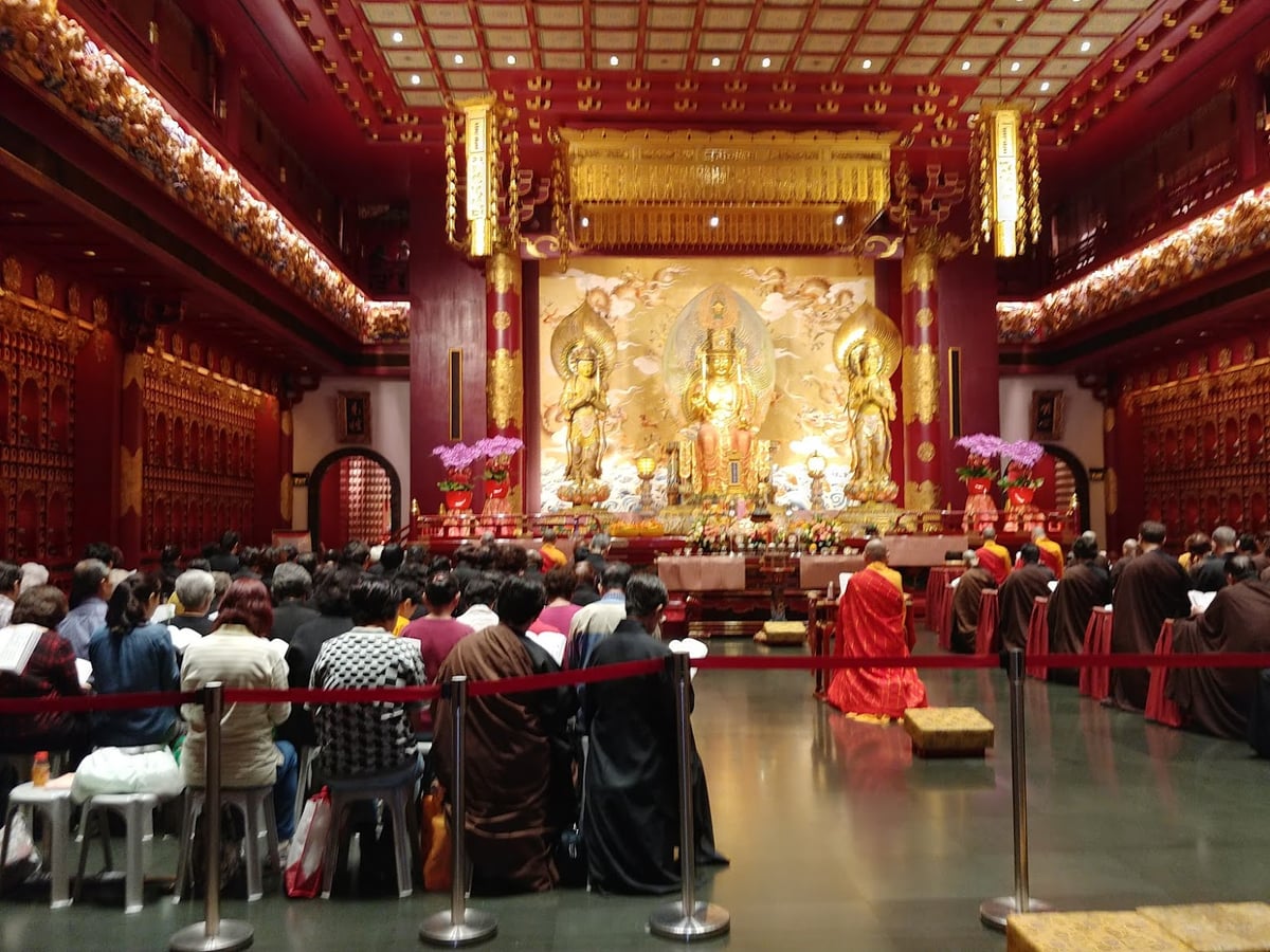 Calle de Chinatown en Singapur con comercios, farolillos y edificios tradicionales