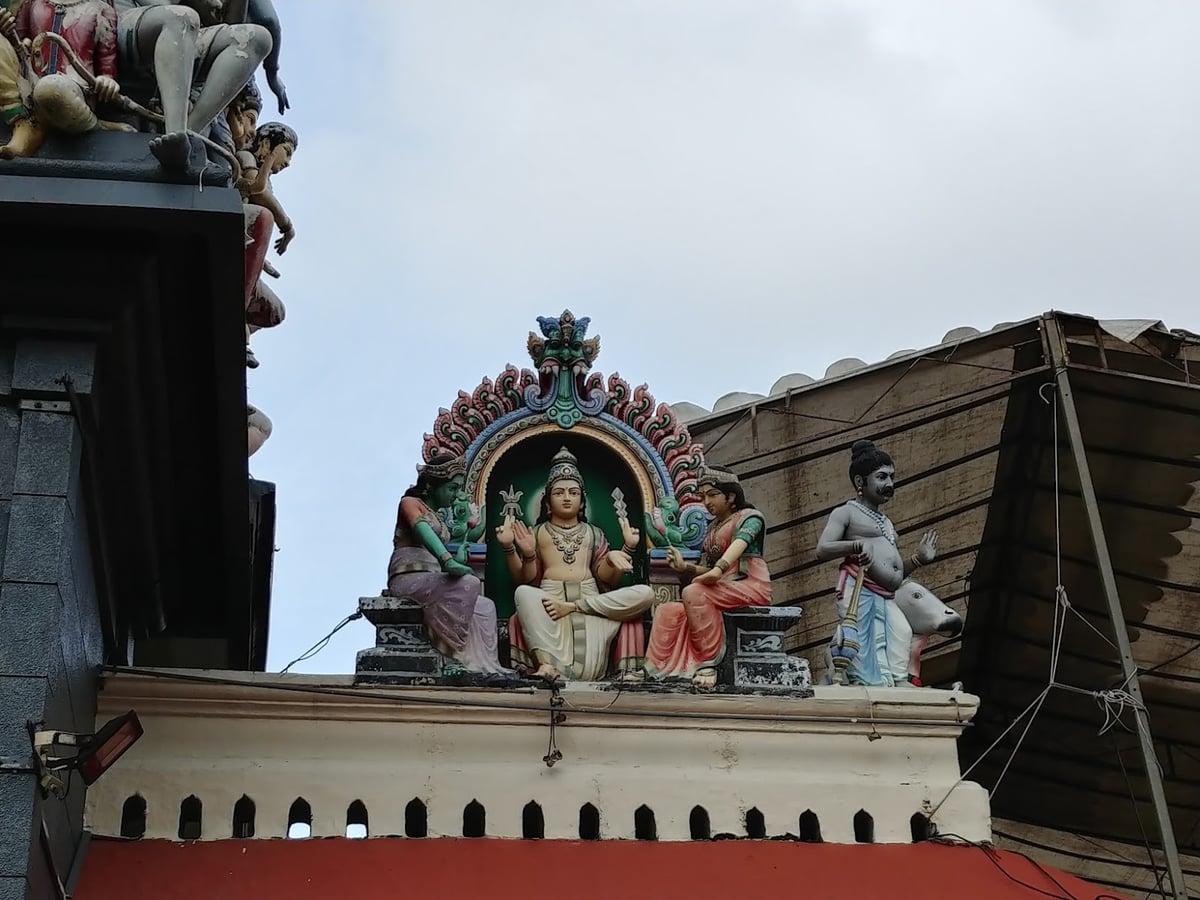Calle de Chinatown en Singapur con comercios, farolillos y edificios tradicionales