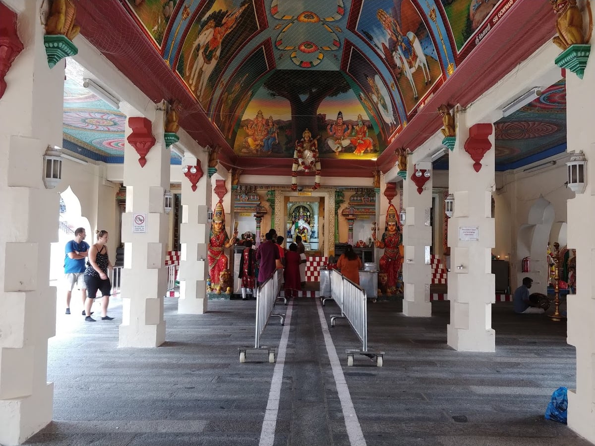 Calle de Chinatown en Singapur con comercios, farolillos y edificios tradicionales