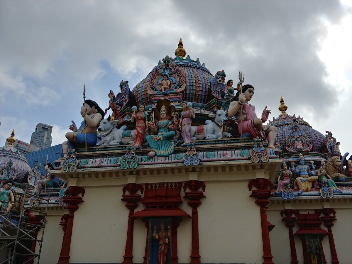 Calle de Chinatown en Singapur con comercios, farolillos y edificios tradicionales