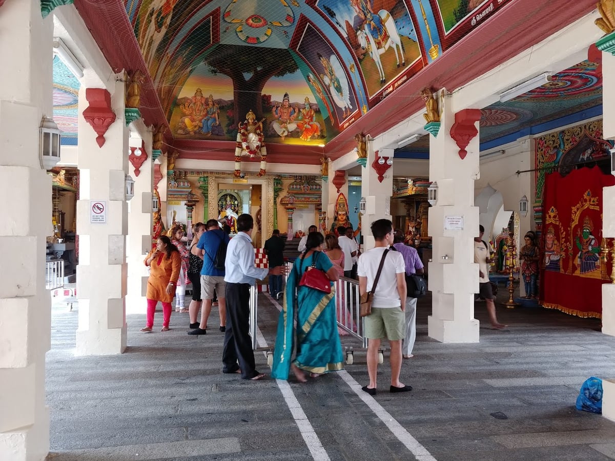 Calle de Chinatown en Singapur con comercios, farolillos y edificios tradicionales