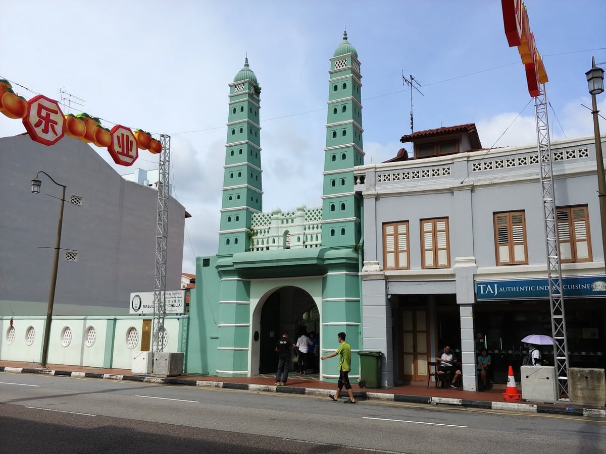 Calle de Chinatown en Singapur con comercios, farolillos y edificios tradicionales