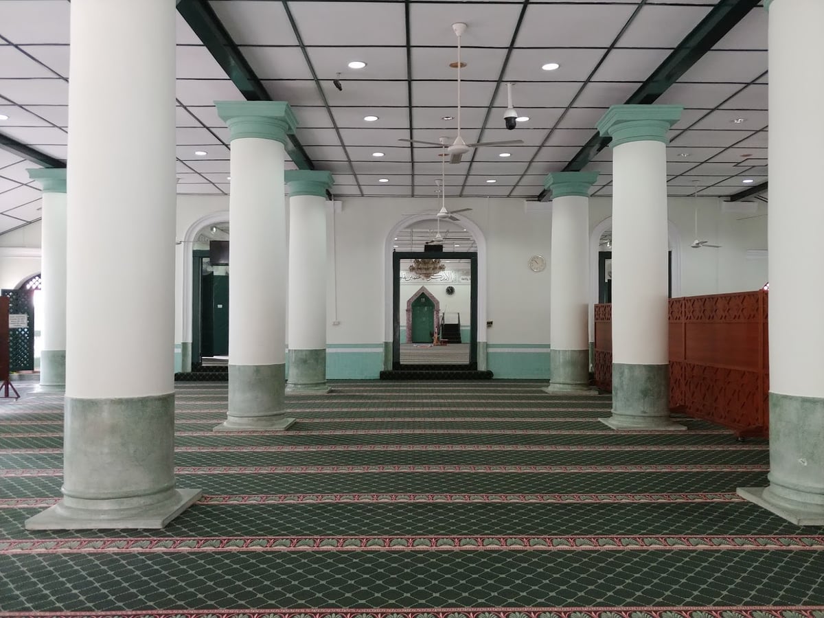 Calle de Chinatown en Singapur con comercios, farolillos y edificios tradicionales