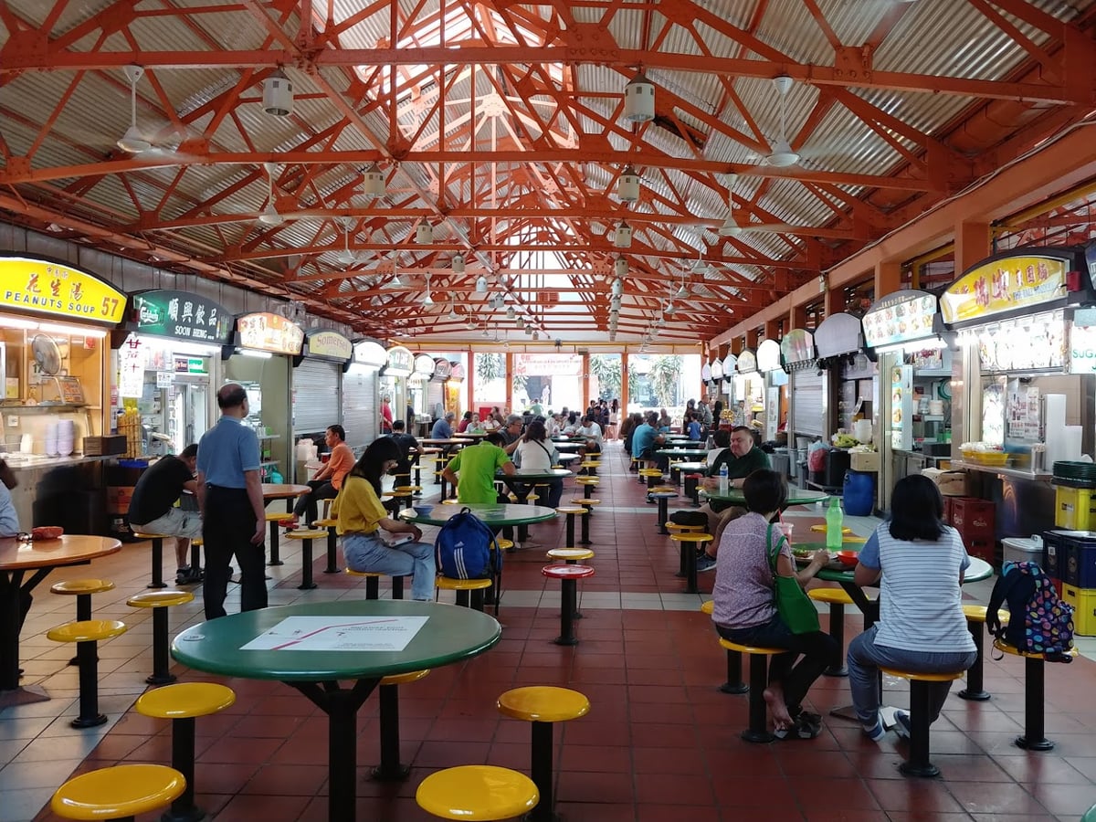 Calle de Chinatown en Singapur con comercios, farolillos y edificios tradicionales