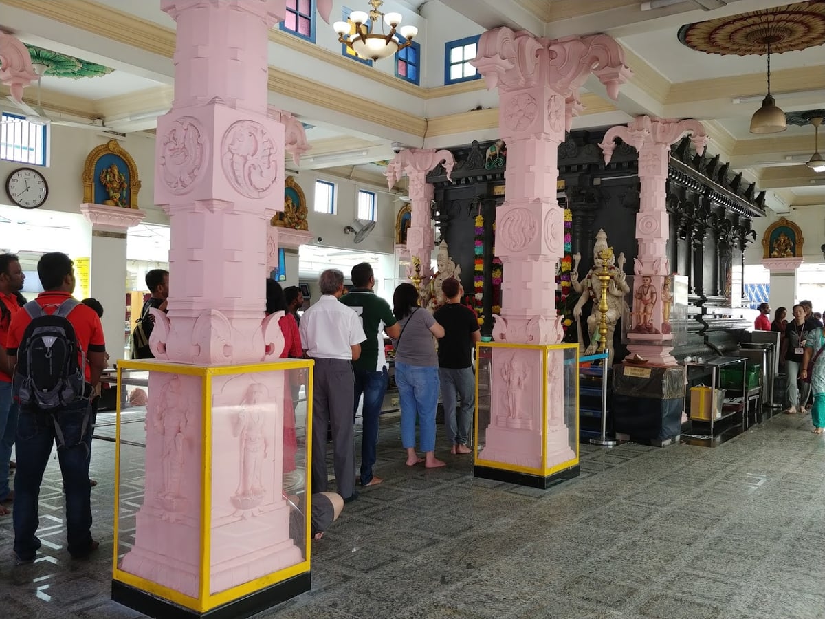 Calle de Chinatown en Singapur con comercios, farolillos y edificios tradicionales
