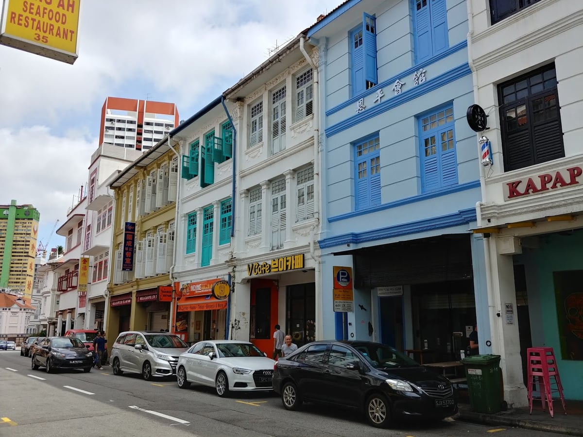 Calle de Chinatown en Singapur con comercios, farolillos y edificios tradicionales