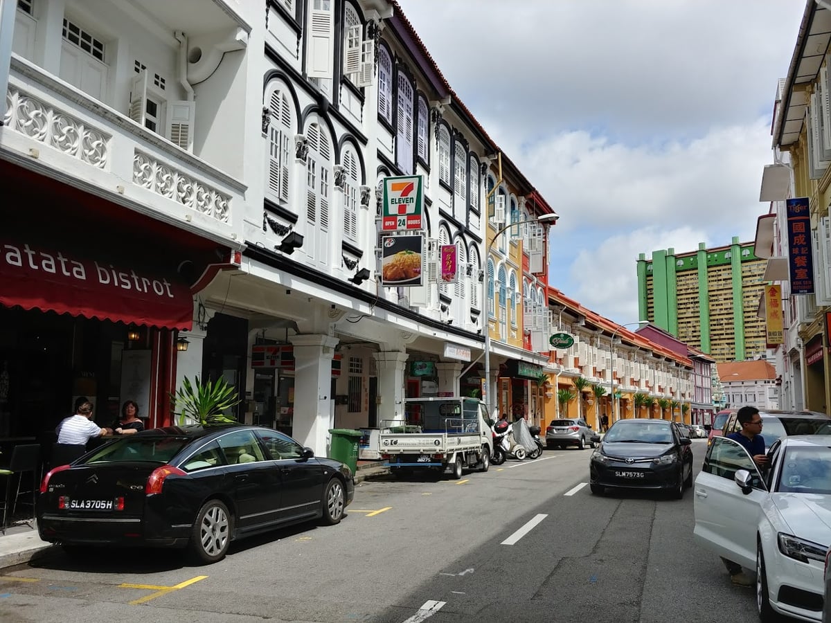 Calle de Chinatown en Singapur con comercios, farolillos y edificios tradicionales