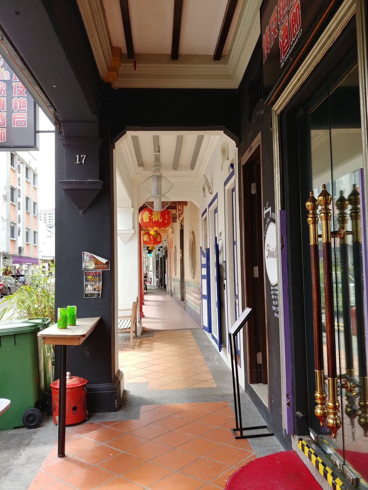 Calle de Chinatown en Singapur con comercios, farolillos y edificios tradicionales