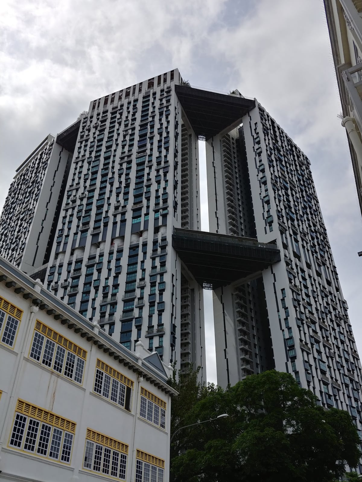 Calle de Chinatown en Singapur con comercios, farolillos y edificios tradicionales