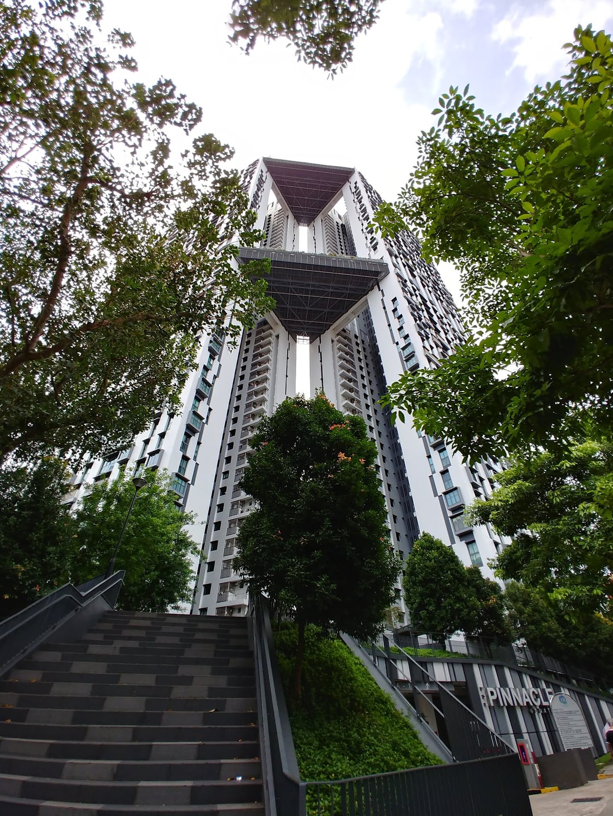 Calle de Chinatown en Singapur con comercios, farolillos y edificios tradicionales