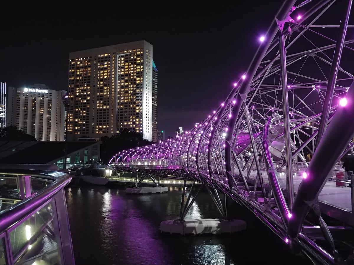 Calle de Chinatown en Singapur con comercios, farolillos y edificios tradicionales