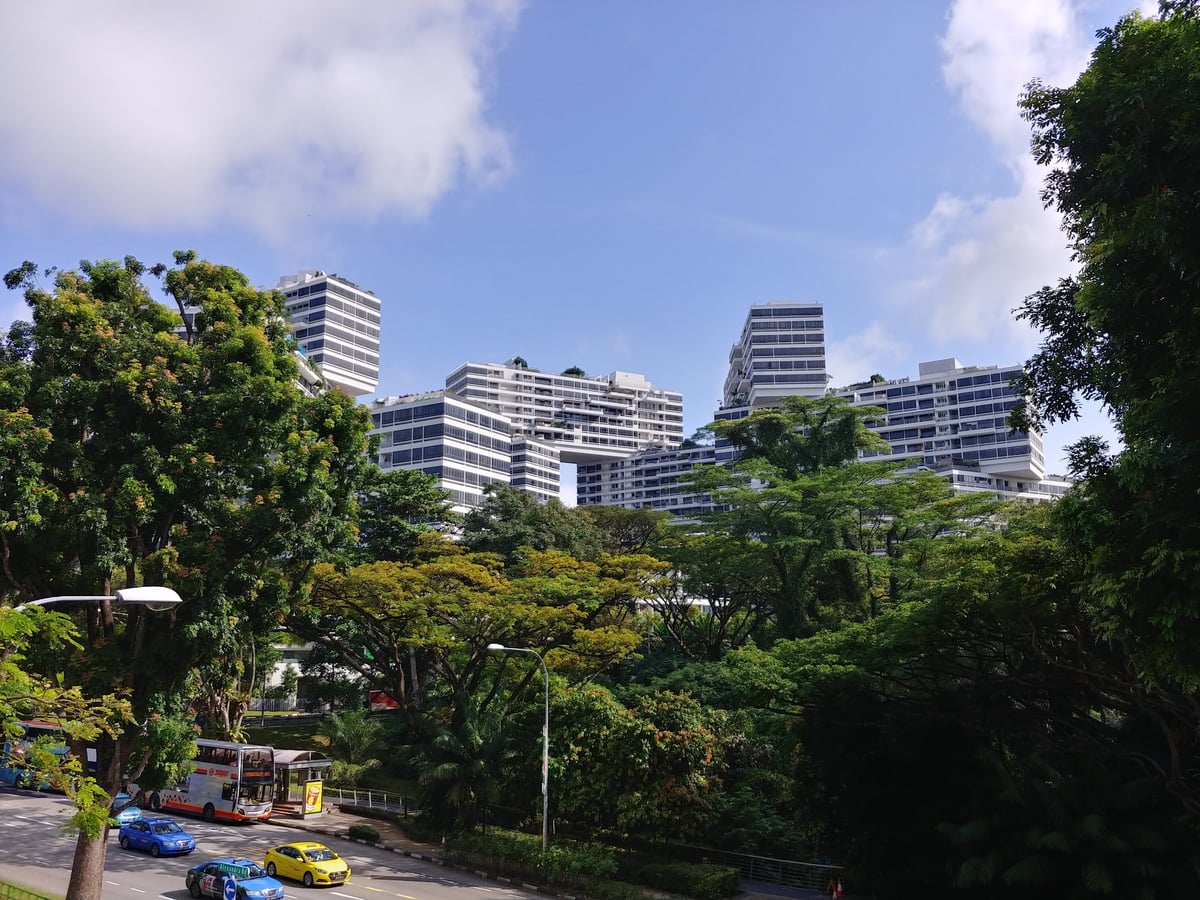 Paisaje de Singapur con zonas verdes y vistas del centro urbano