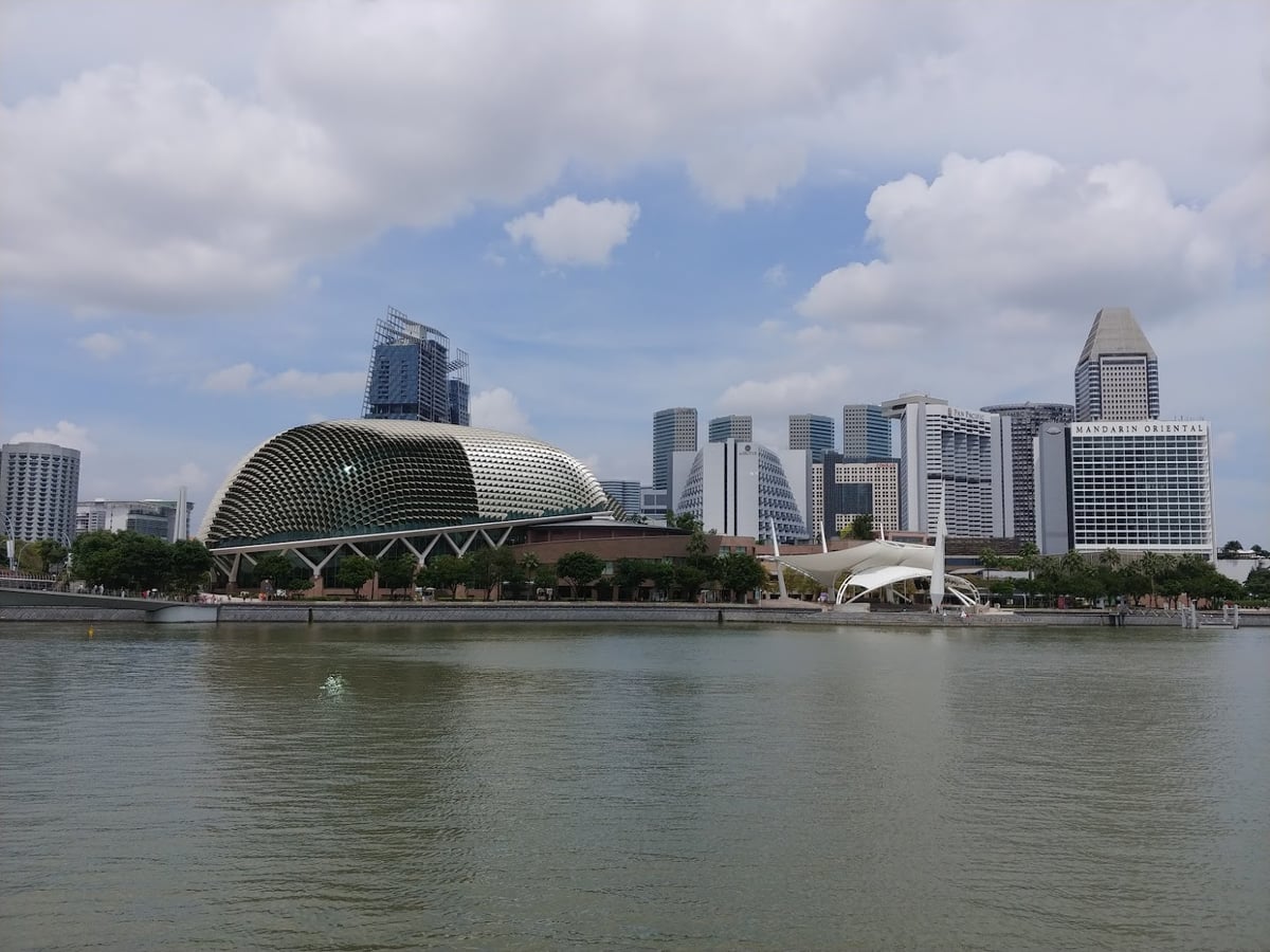 Paisaje de Singapur con zonas verdes y vistas del centro urbano