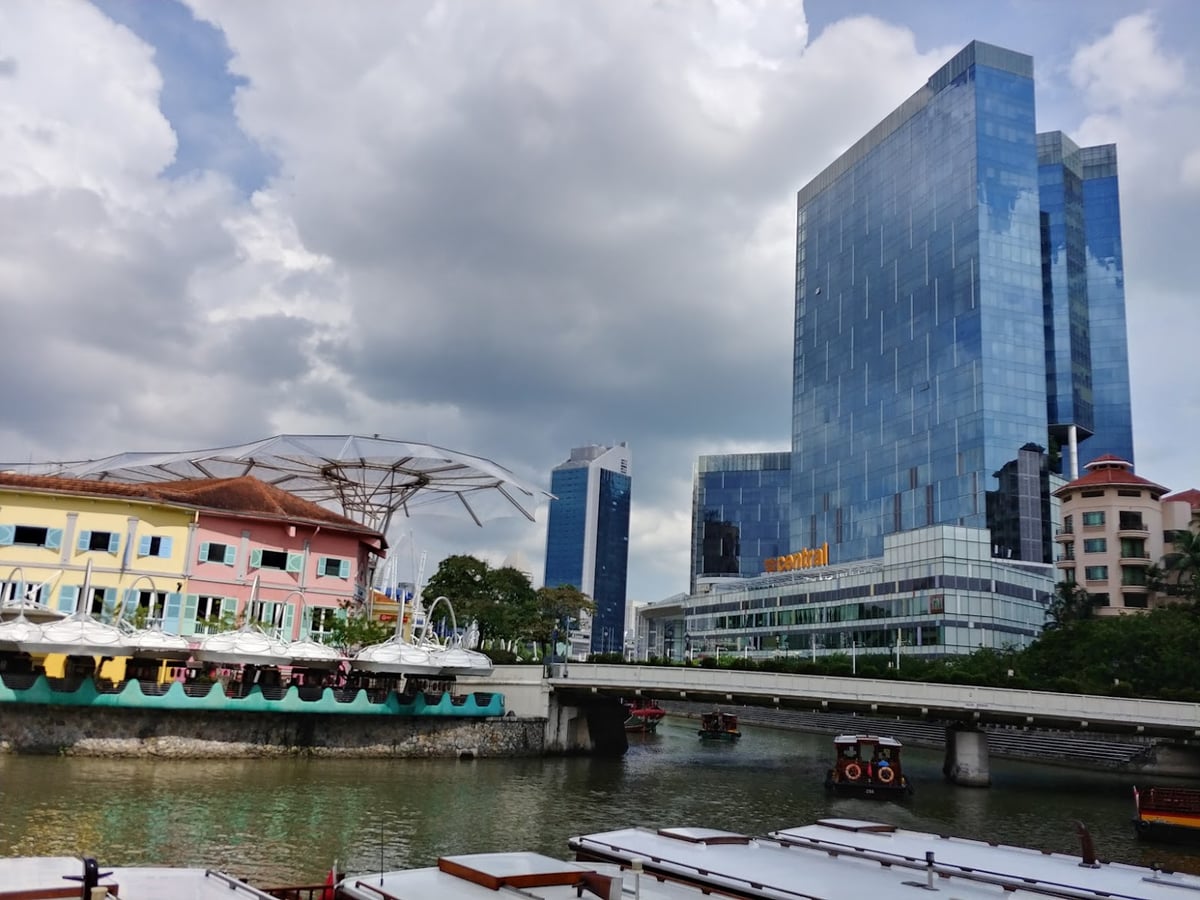 Paisaje de Singapur con zonas verdes y vistas del centro urbano