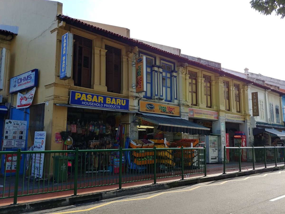 Calle de Little India en Singapur con murales, comercios y decoración colorida