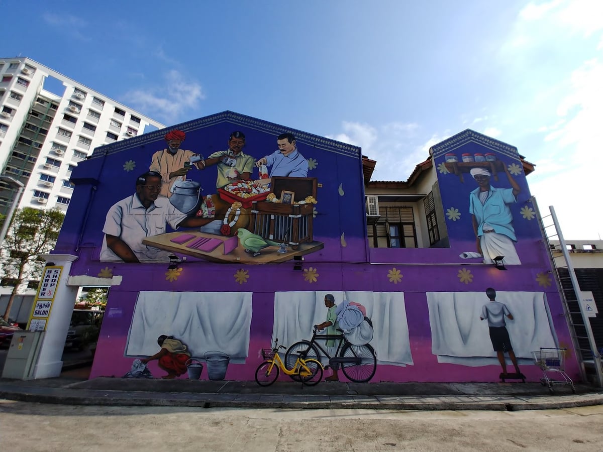 Calle de Little India en Singapur con murales, comercios y decoración colorida