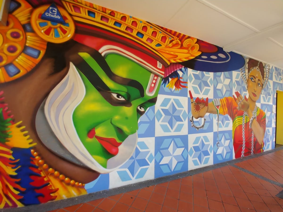 Calle de Little India en Singapur con murales, comercios y decoración colorida